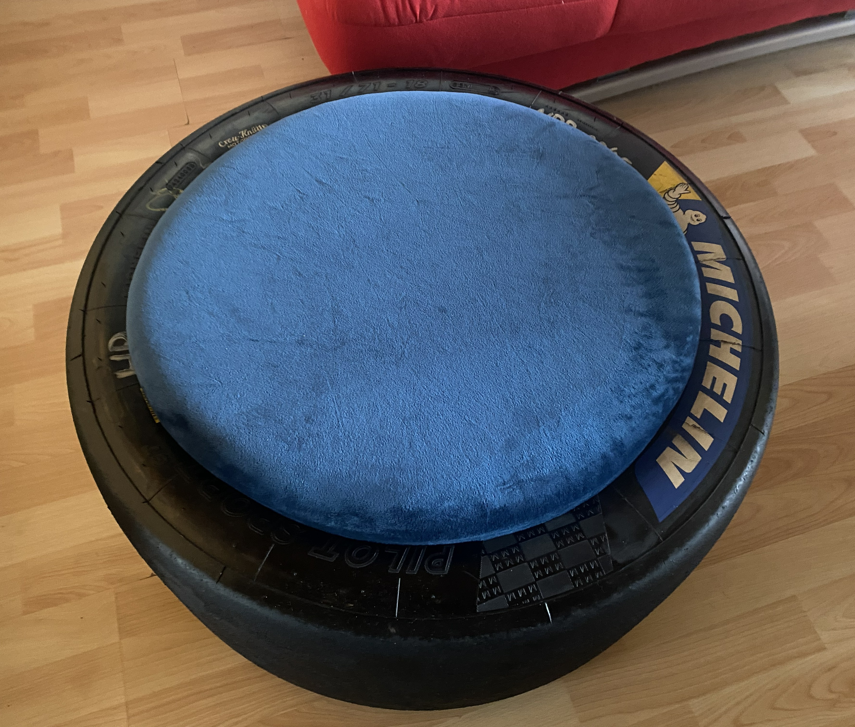 Racing Rennreifen Hocker (aus der DTM/GT 3…) mit komfortablen  3cm Sitzpolster , Motorsport Geschenk, 